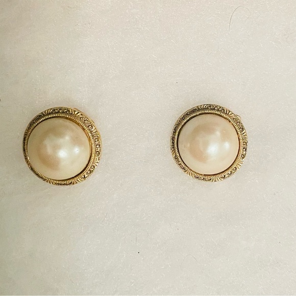 1928 Faux Pearl Goldtone Studs - Picture 1 of 2
